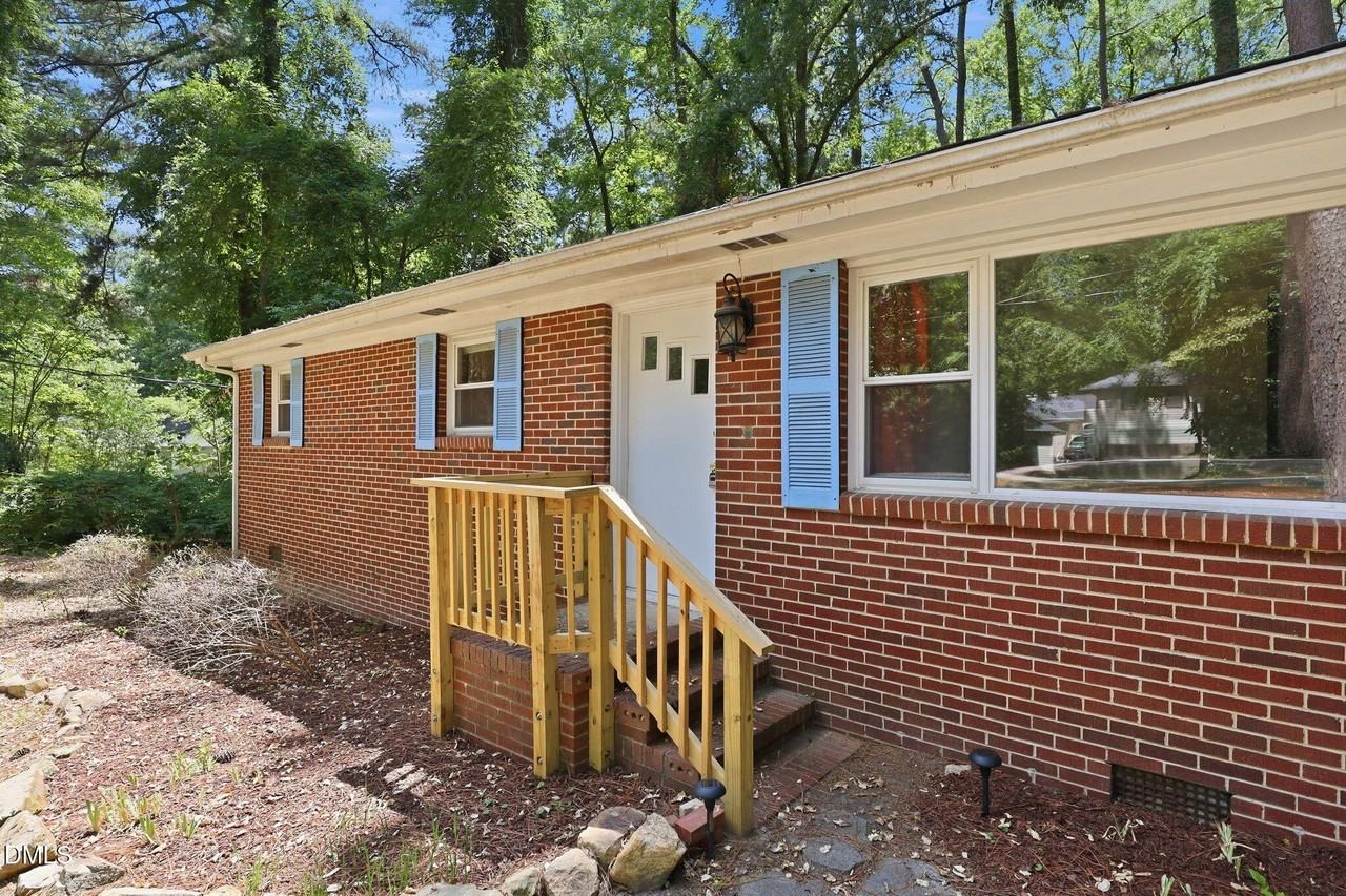 139 Windsor Cir - Photo 3 of 27