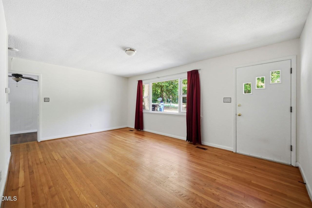 139 Windsor Cir - Photo 4 of 27