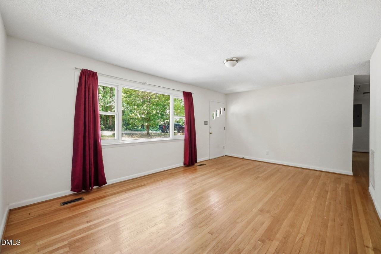 139 Windsor Cir - Photo 5 of 27