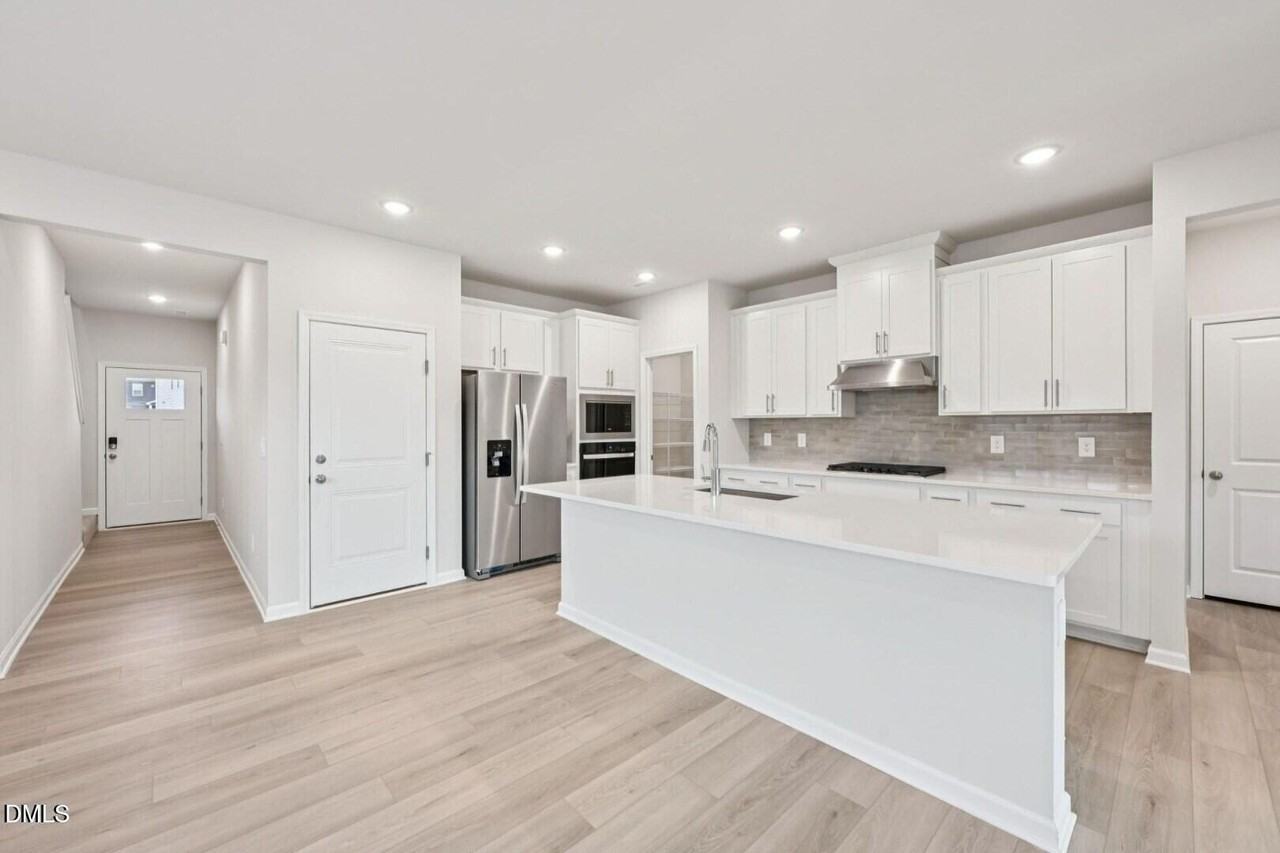 1041 Saint Lawrence Dr - Photo 4 of 37