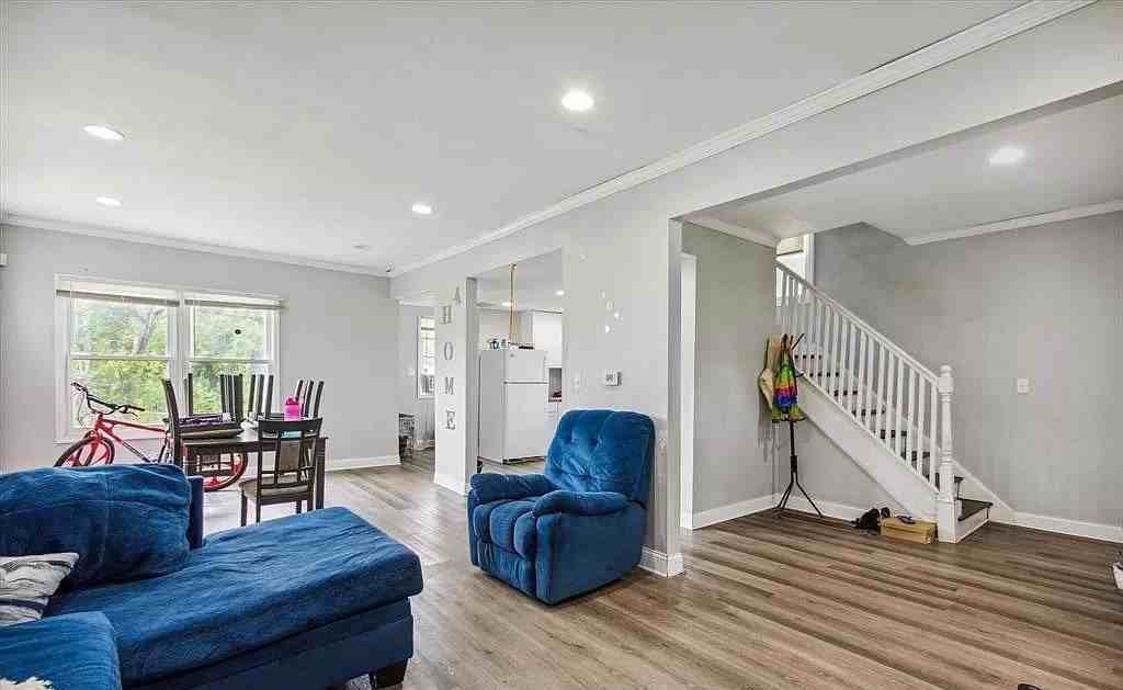 3738 Montgomery St - Photo 4 of 6