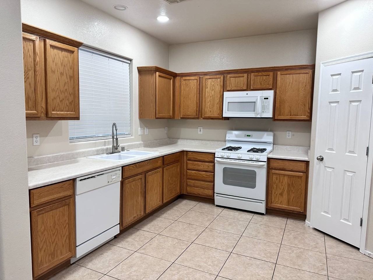 2820 Dowitcher Ave - Photo 7 of 27