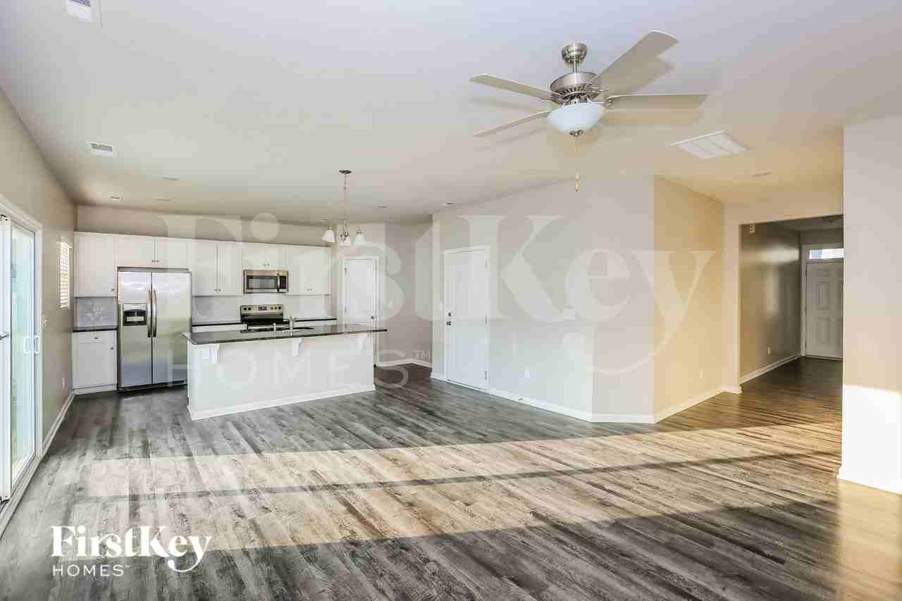 9613 Hamel St - Photo 4 of 16