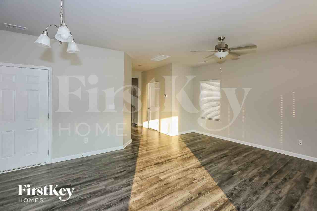 9613 Hamel St - Photo 5 of 16