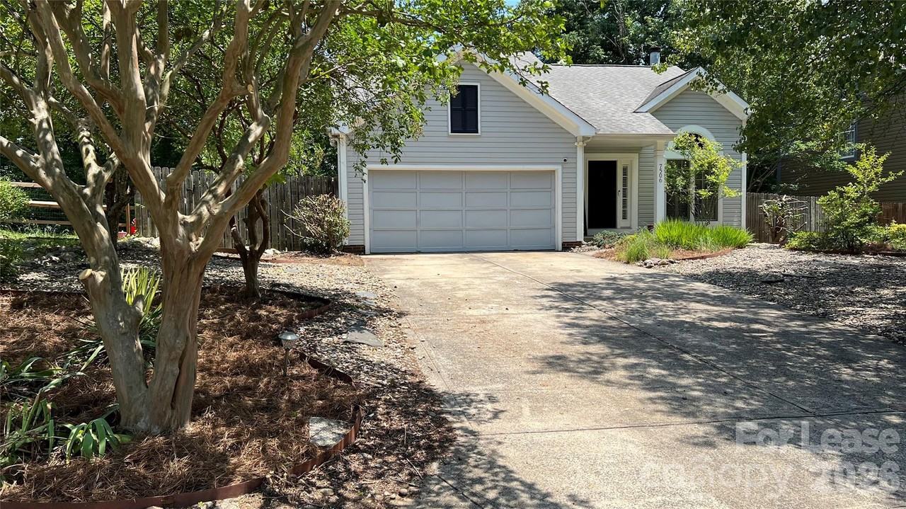 7506 Batavia Ln - Photo 2 of 20