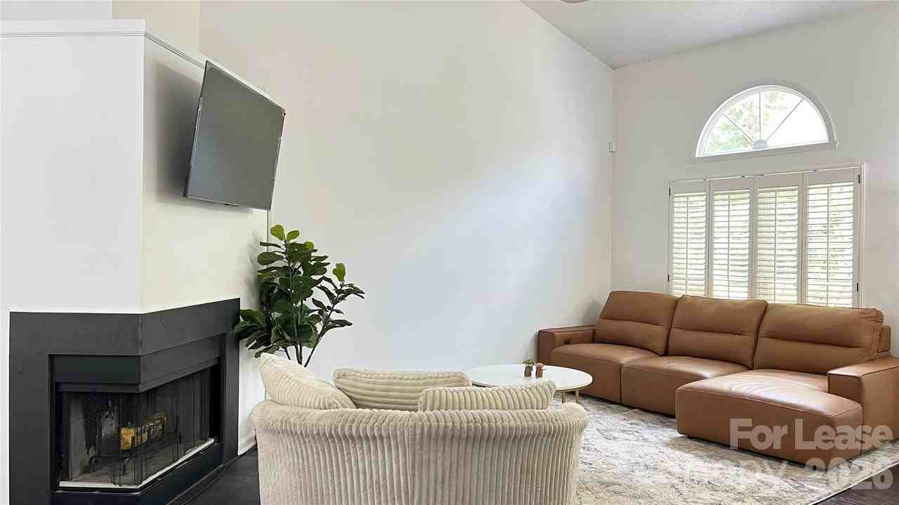 7506 Batavia Ln - Photo 4 of 20