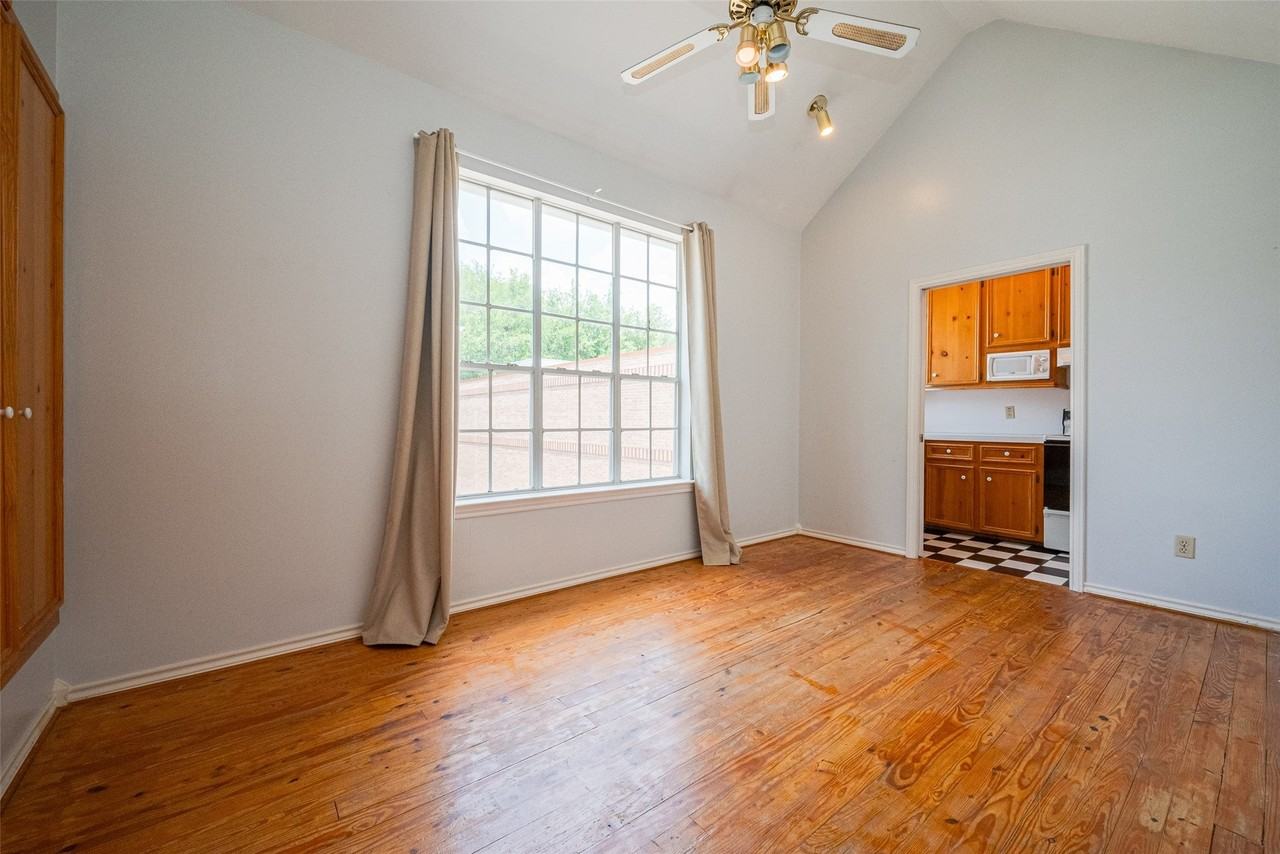 1111 Banks St - Photo 3 of 22