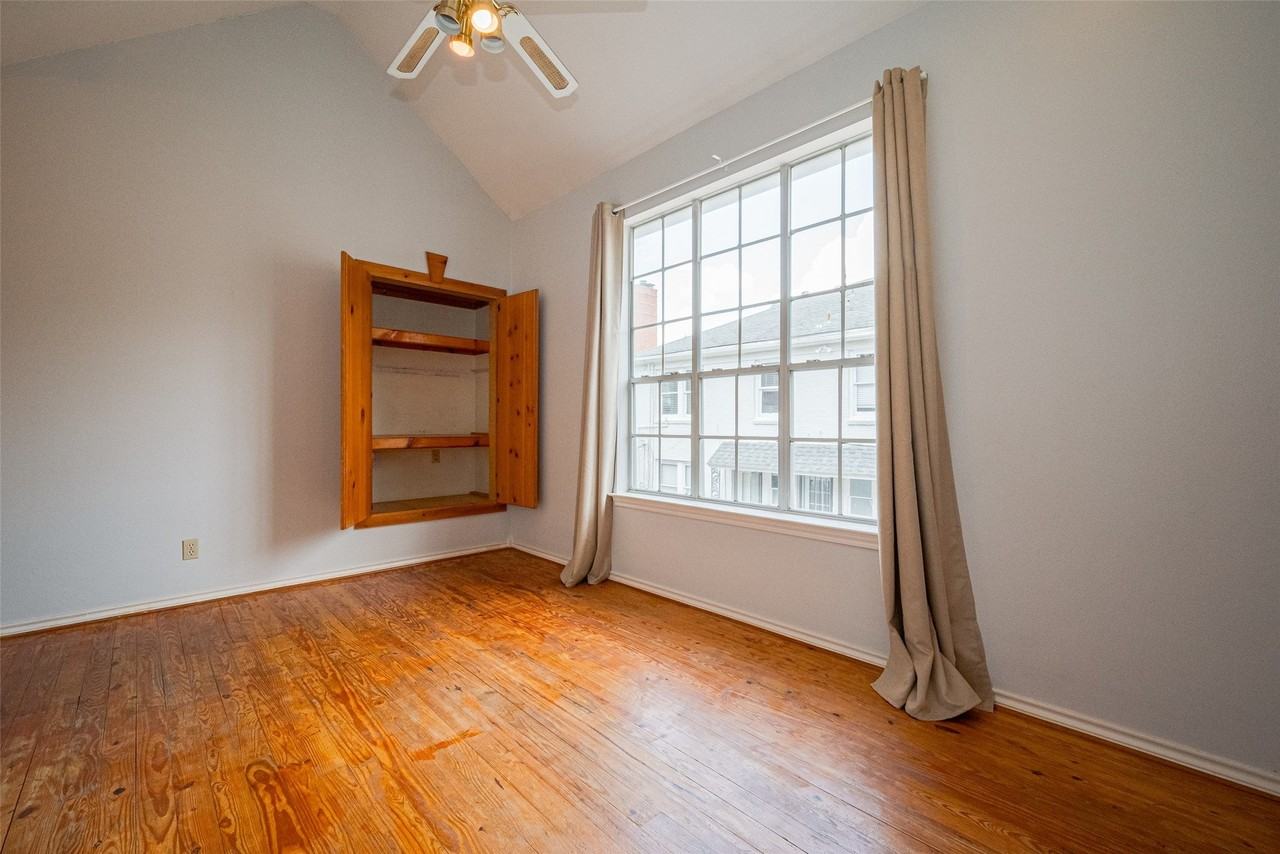 1111 Banks St - Photo 4 of 22