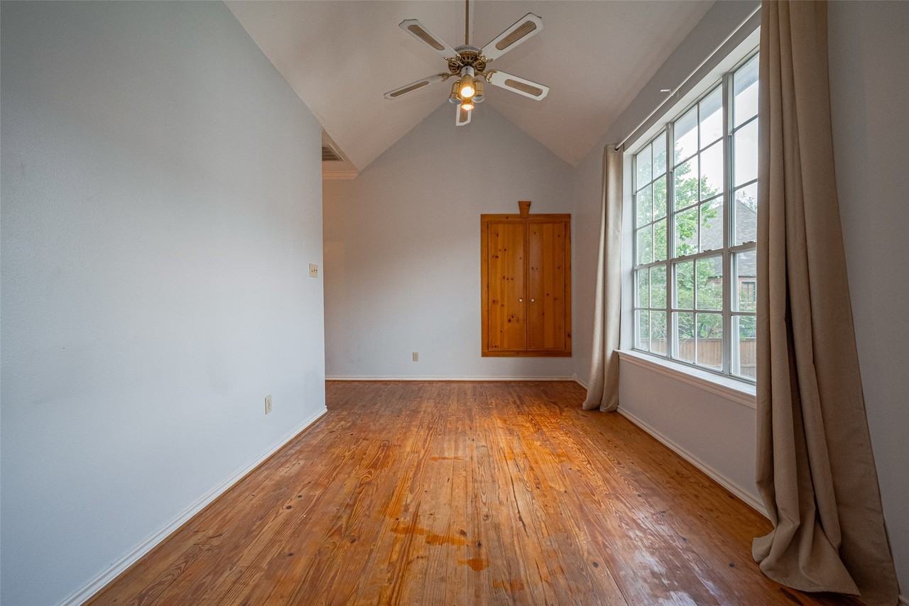 1111 Banks St - Photo 5 of 22