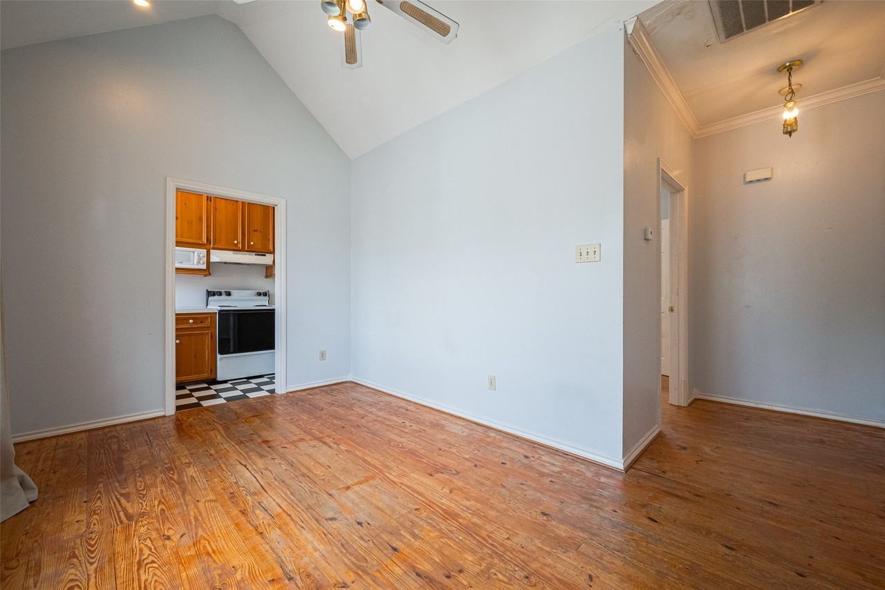 1111 Banks St - Photo 6 of 22