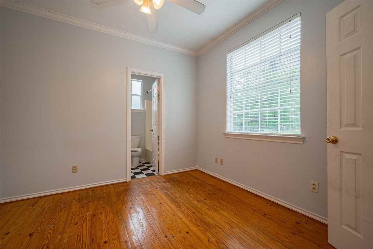 1111 Banks St - Photo 7 of 22