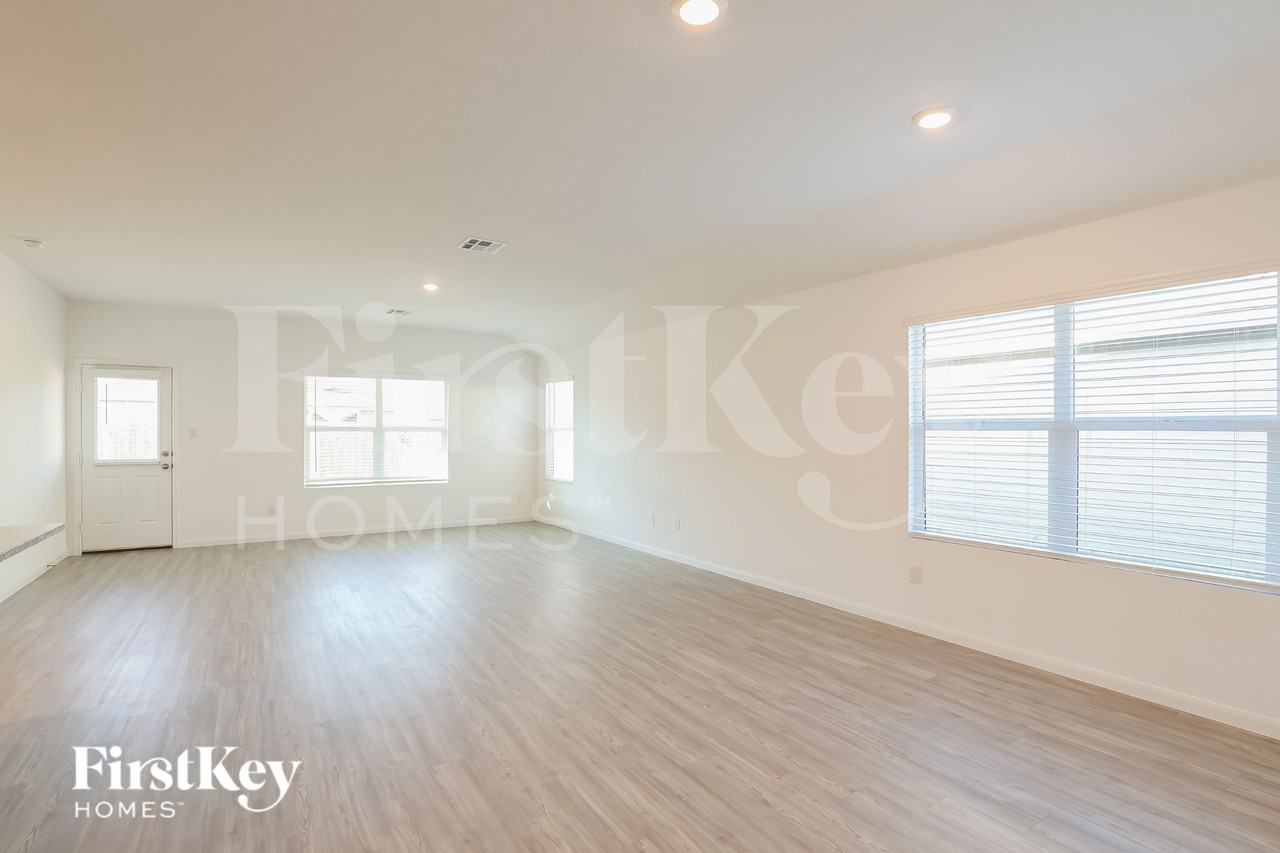2721 La Mundial St - Photo 4 of 15
