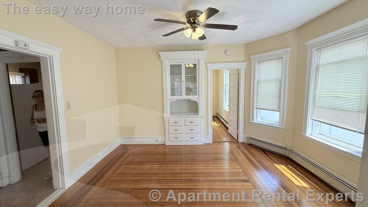 122 Willis Ave - Photo 3 of 14