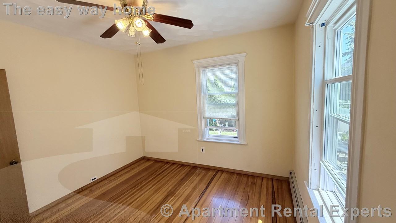 122 Willis Ave - Photo 7 of 14