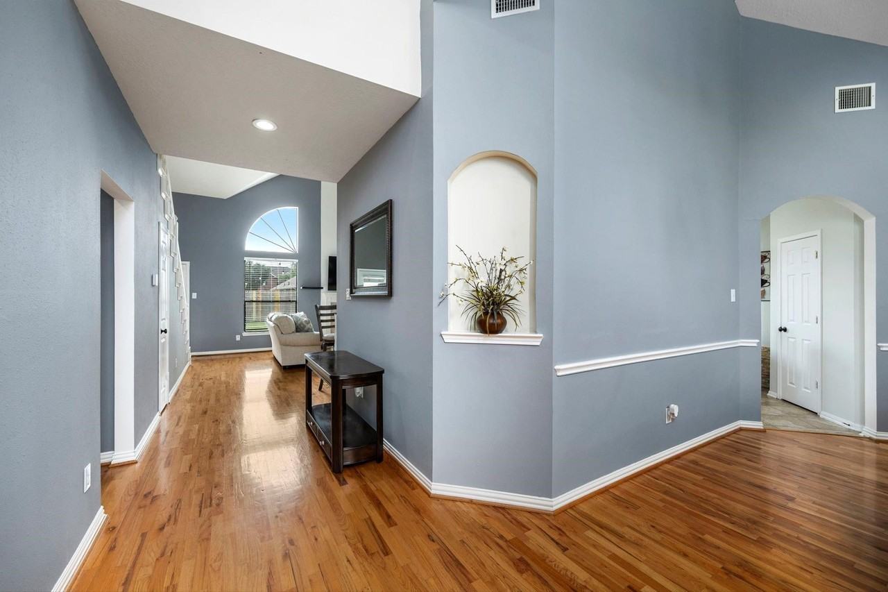 16315 Scotch Hollow Ln - Photo 2 of 40