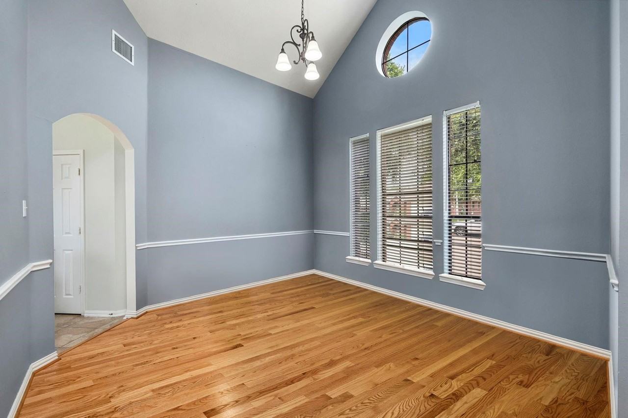16315 Scotch Hollow Ln - Photo 3 of 40