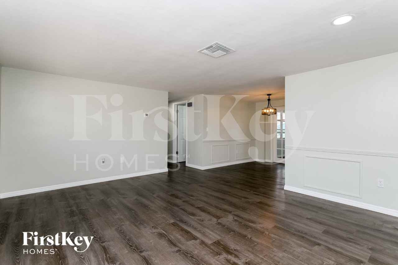 7424 Neva Ln - Photo 4 of 15