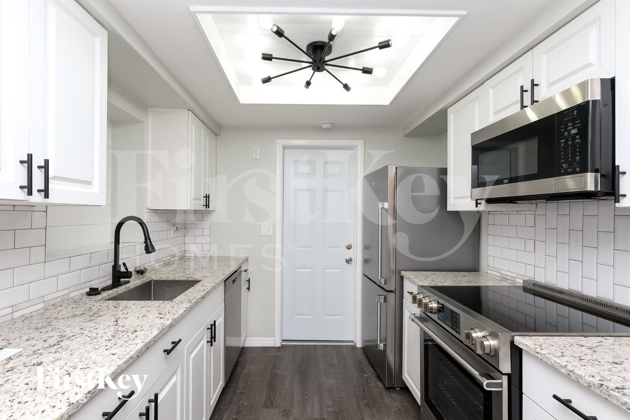 7424 Neva Ln - Photo 5 of 15