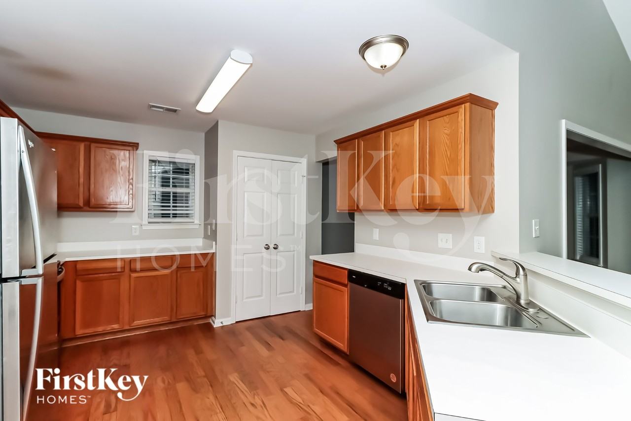 312 Edgemore Ct - Photo 7 of 16