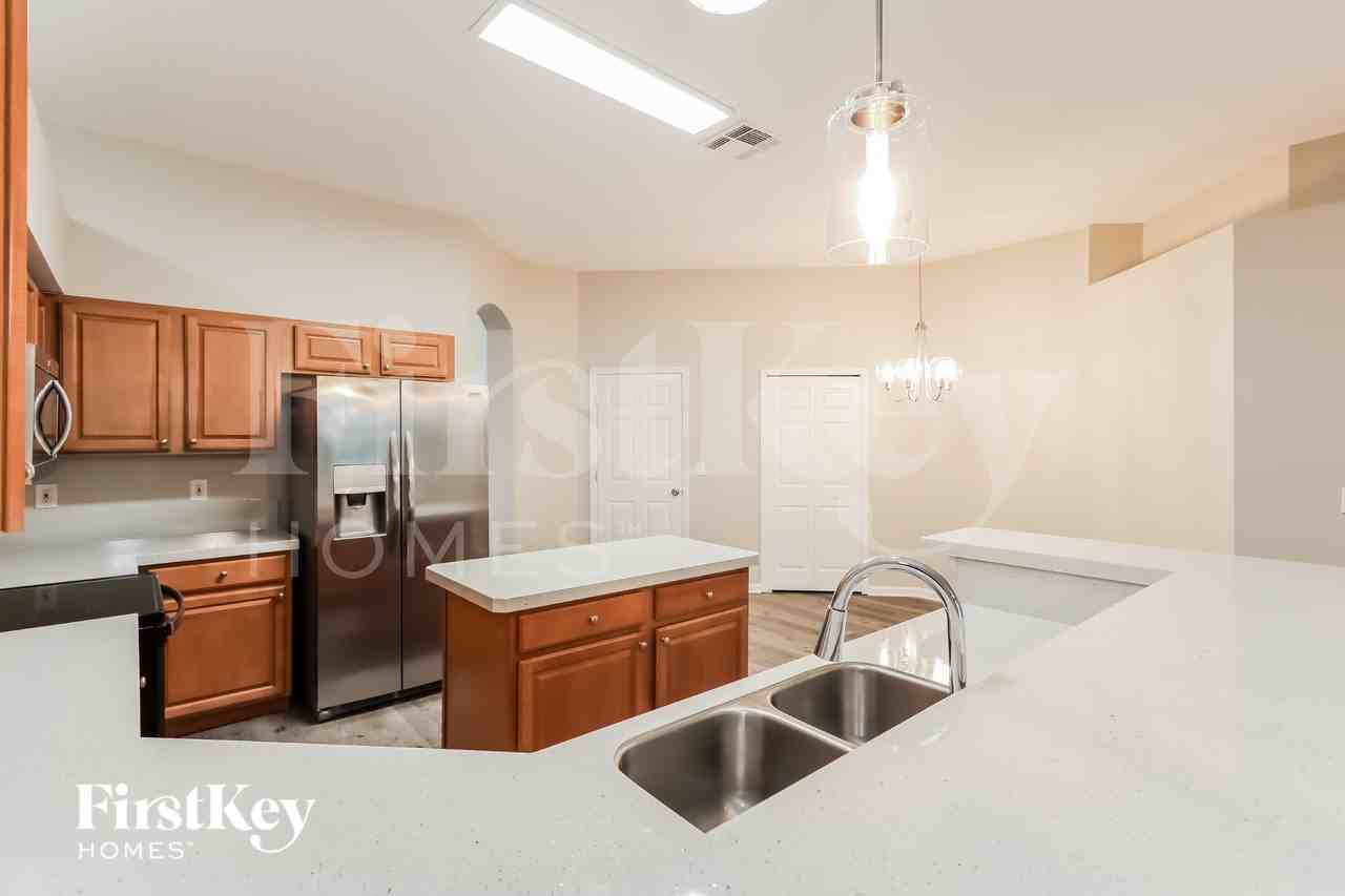 552 N Bridgestone Ave - Photo 7 of 15