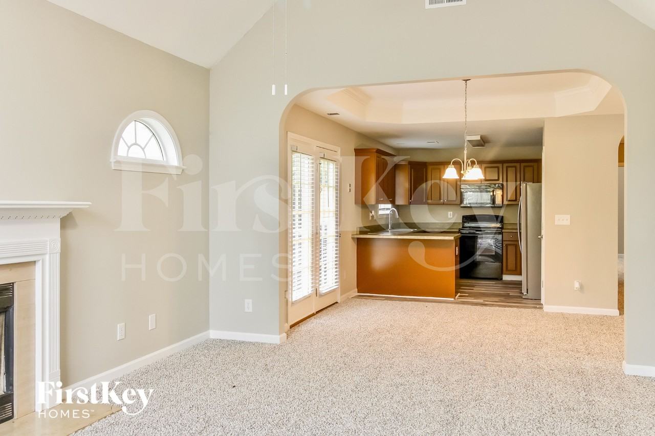 104 Mayfair Ln - Photo 2 of 15