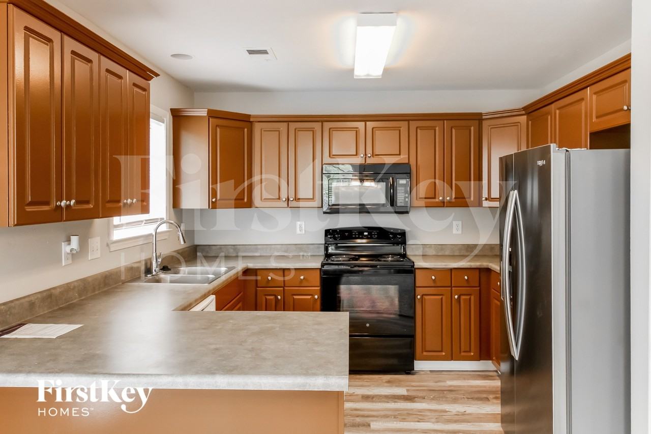 104 Mayfair Ln - Photo 4 of 15