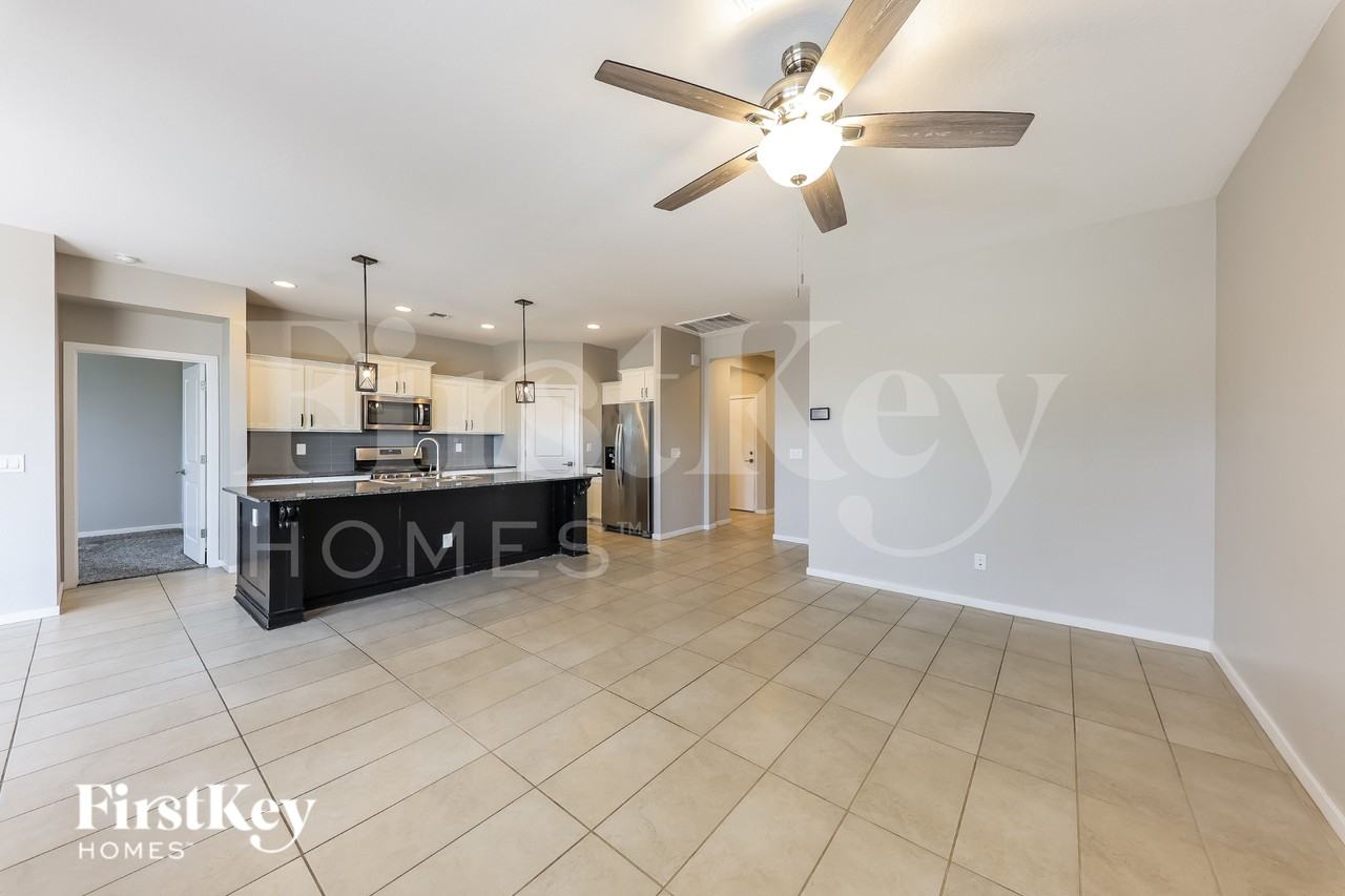 10129 W Southgate Ave - Photo 2 of 16