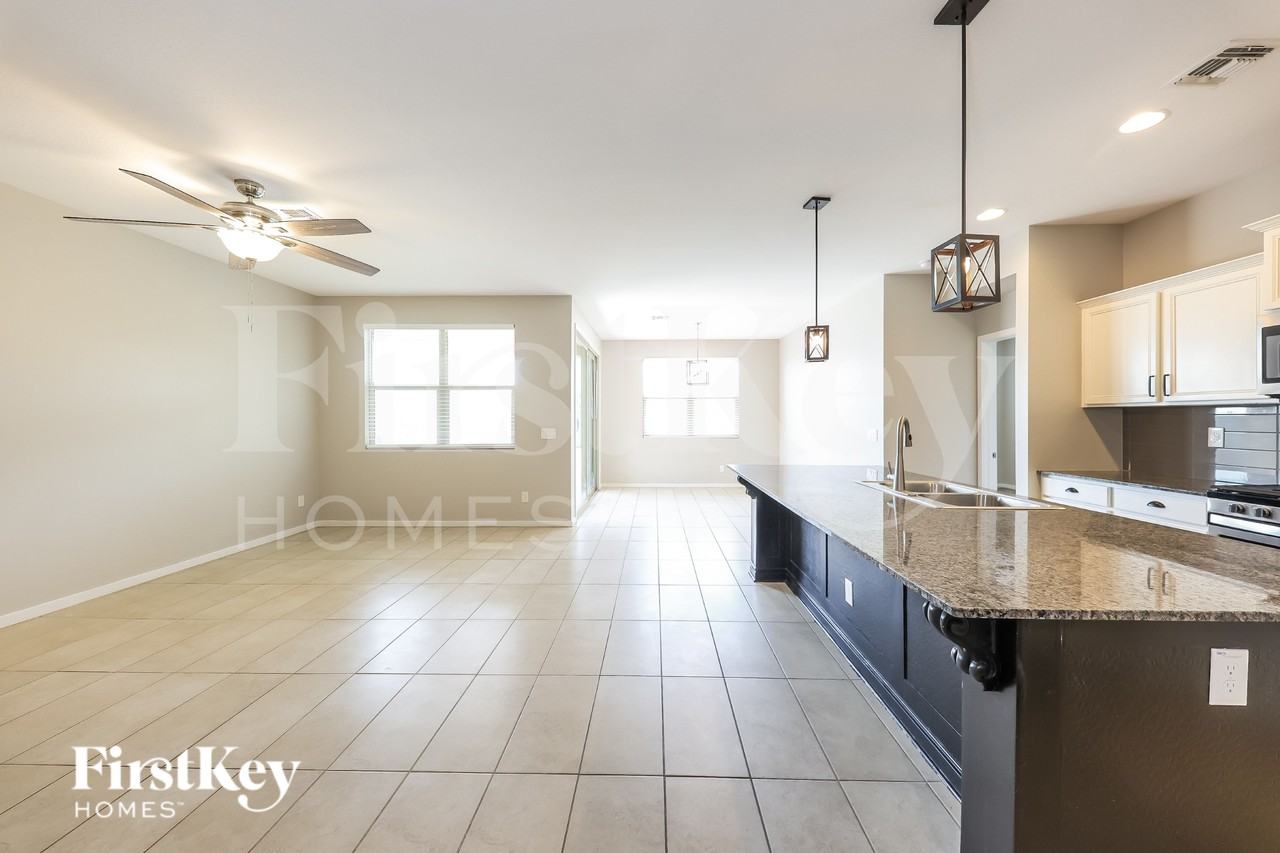 10129 W Southgate Ave - Photo 3 of 16