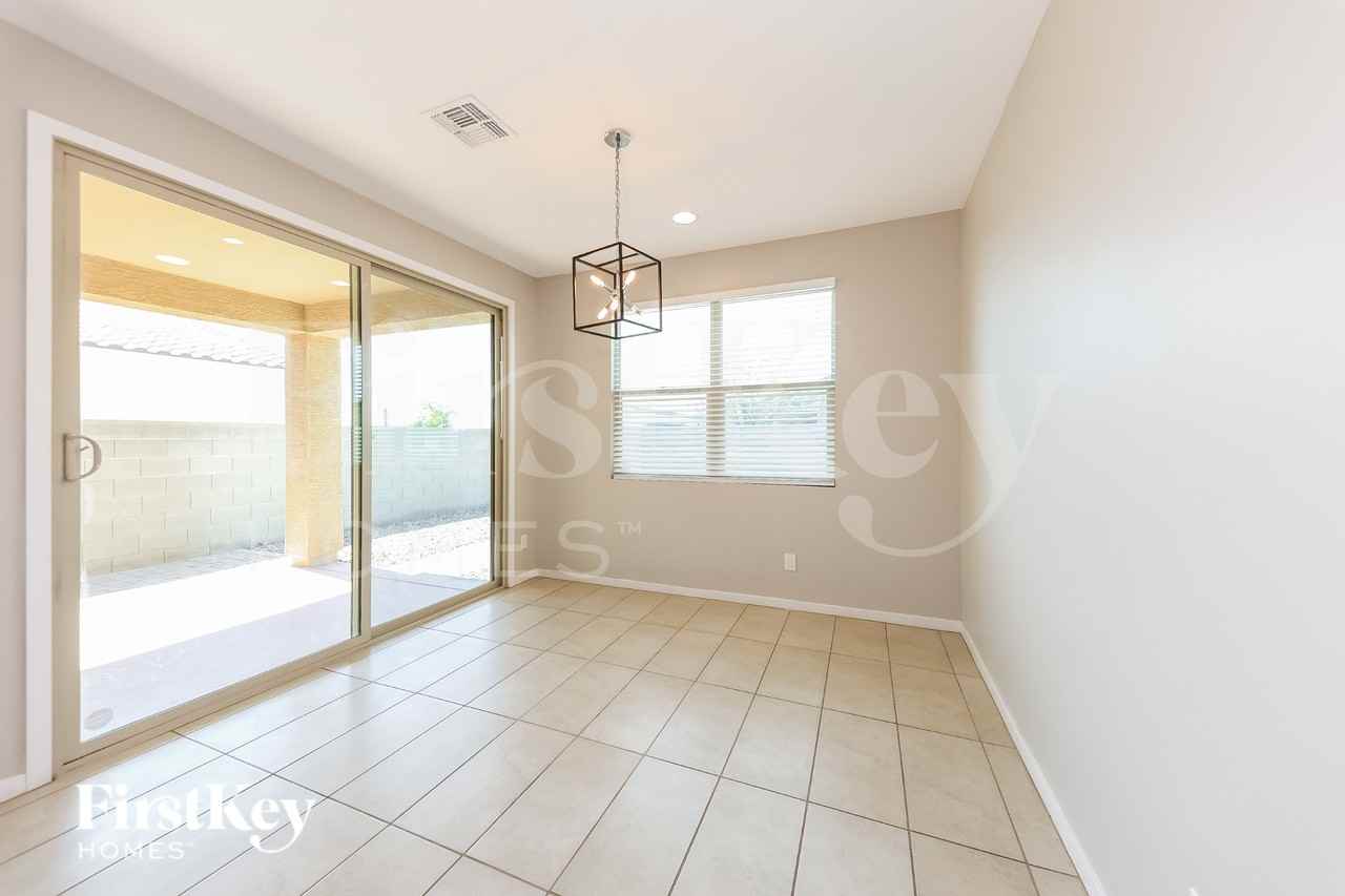 10129 W Southgate Ave - Photo 4 of 16