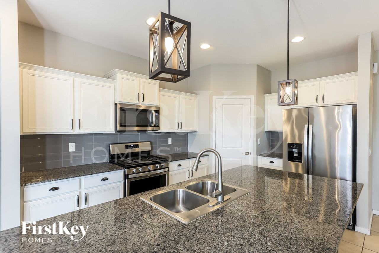10129 W Southgate Ave - Photo 5 of 16