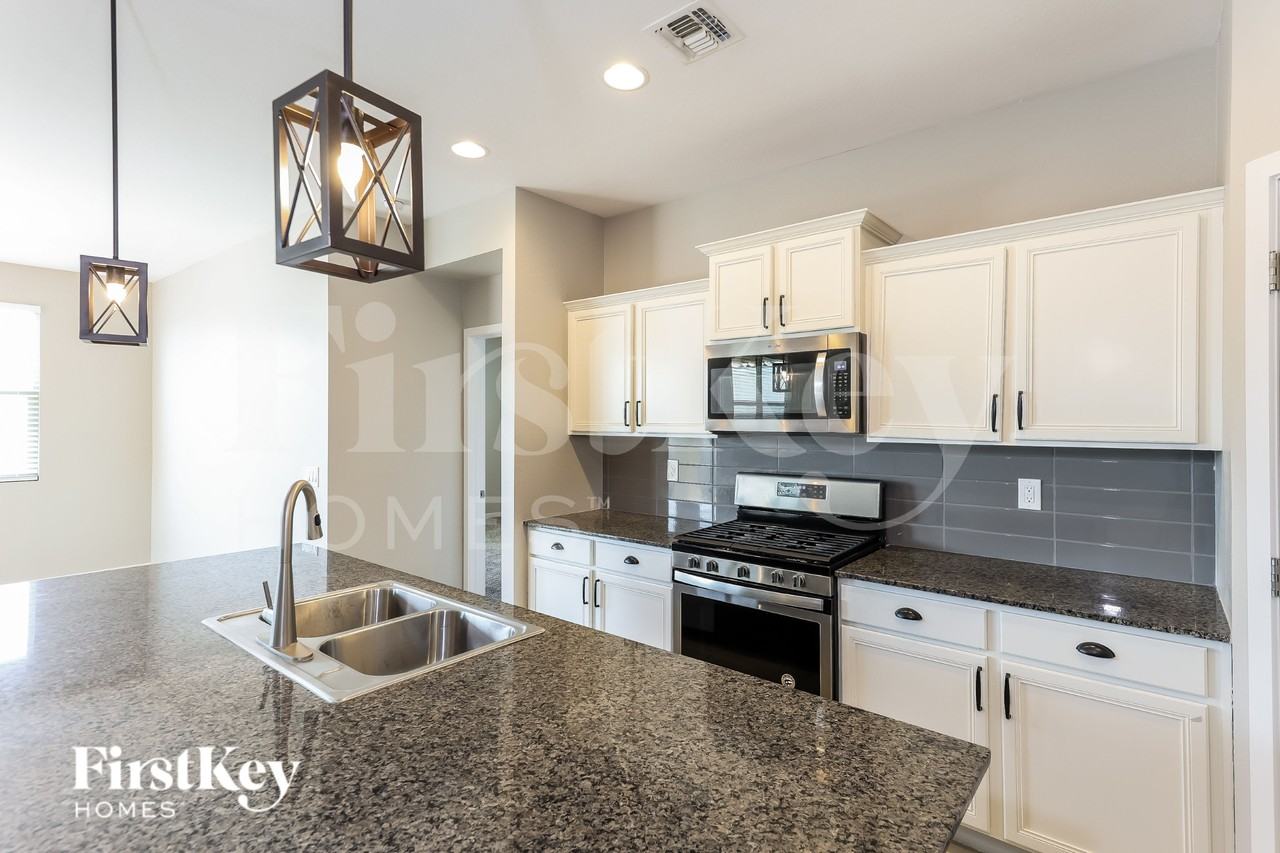 10129 W Southgate Ave - Photo 6 of 16