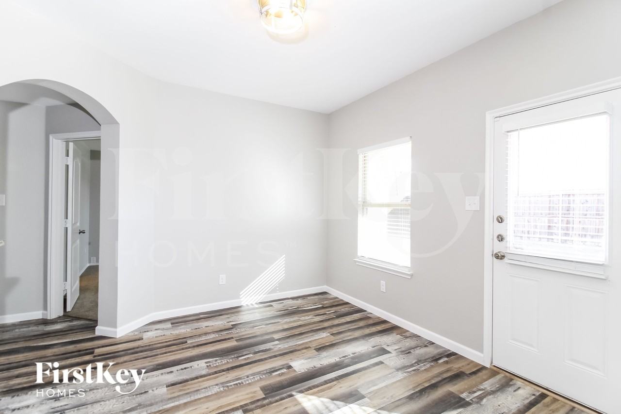 1307 Bent Grass Dr - Photo 4 of 17