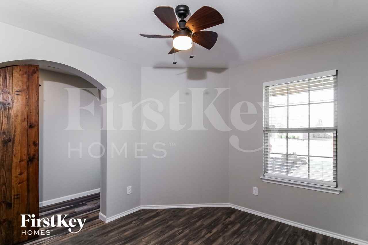 1307 Bent Grass Dr - Photo 5 of 17
