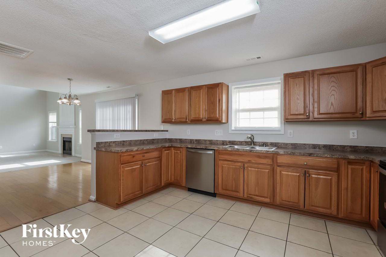 709 Southshore Pkwy - Photo 7 of 15