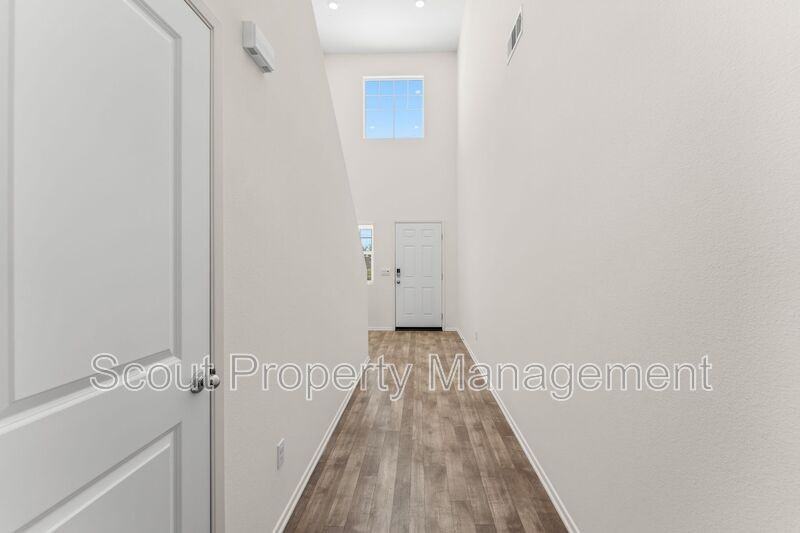 28841 Cutlass St - Photo 4 of 33