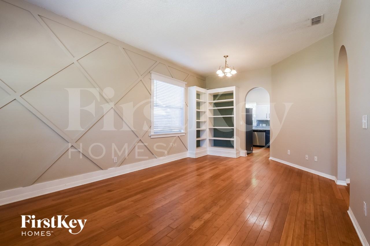 3010 Linmont Ln - Photo 2 of 16