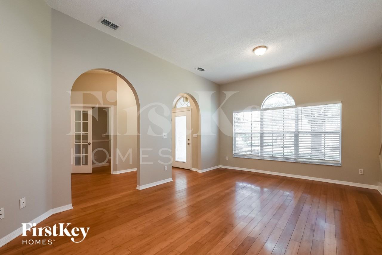 3010 Linmont Ln - Photo 3 of 16