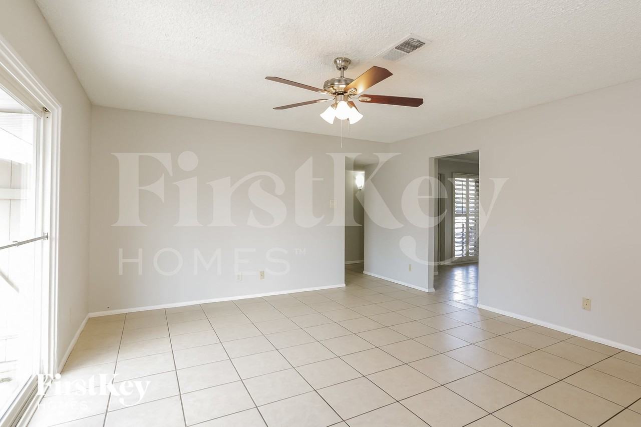 2552 Masters Cir - Photo 3 of 15