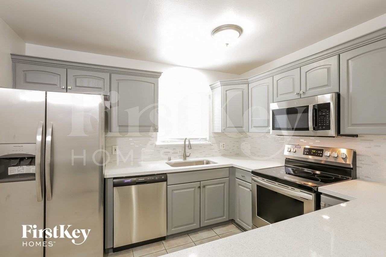 2552 Masters Cir - Photo 5 of 15