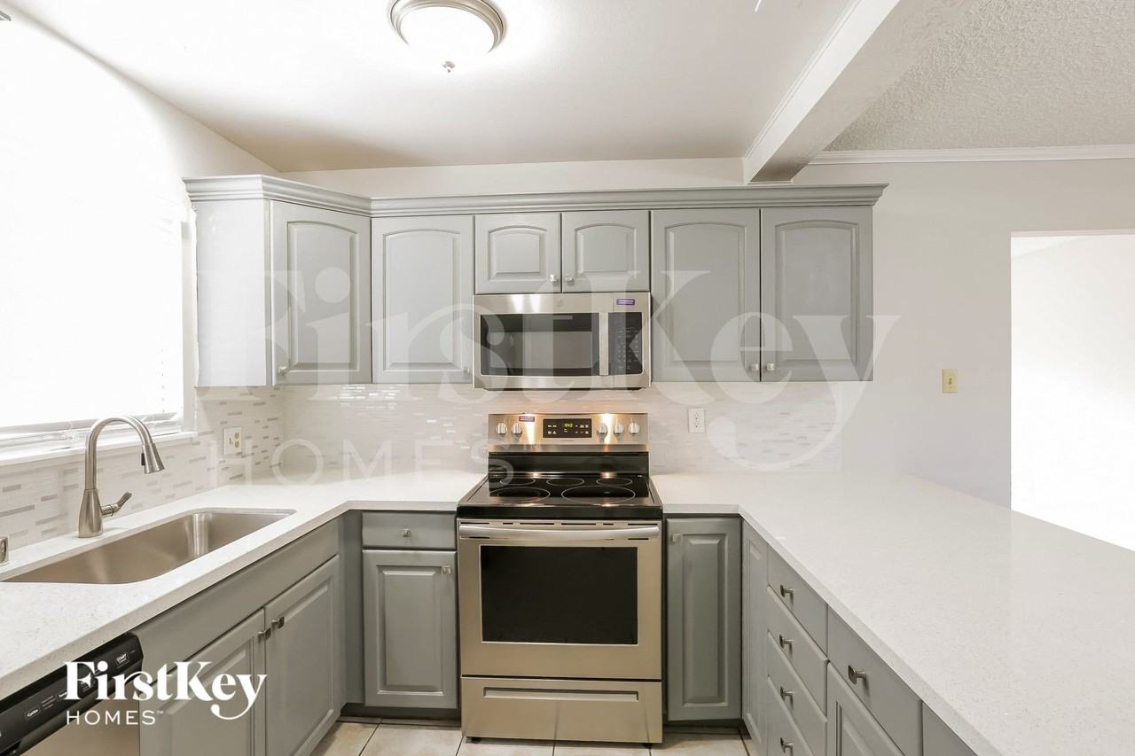 2552 Masters Cir - Photo 6 of 15