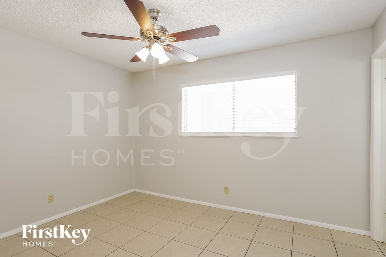 2552 Masters Cir - Photo 7 of 15