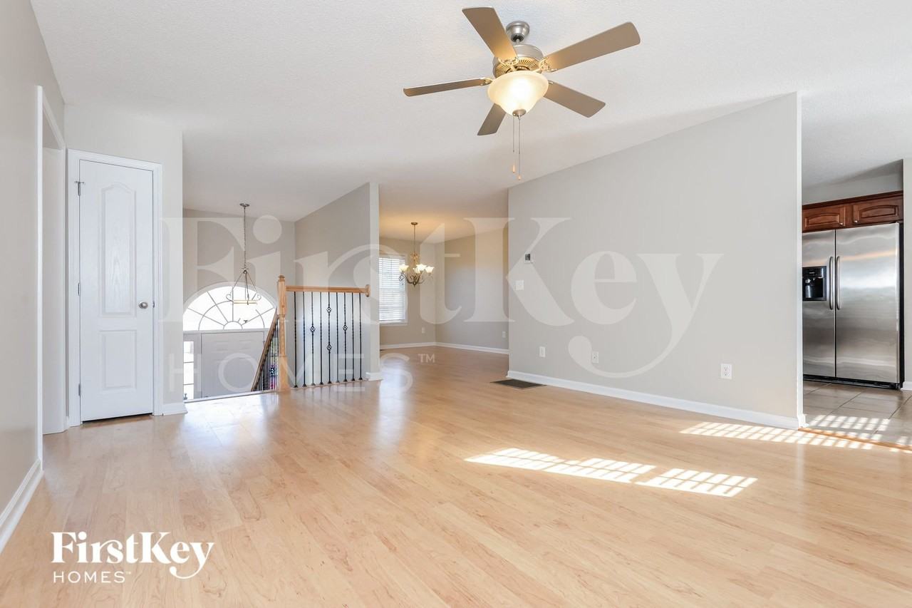 979 Hickory St - Photo 3 of 15
