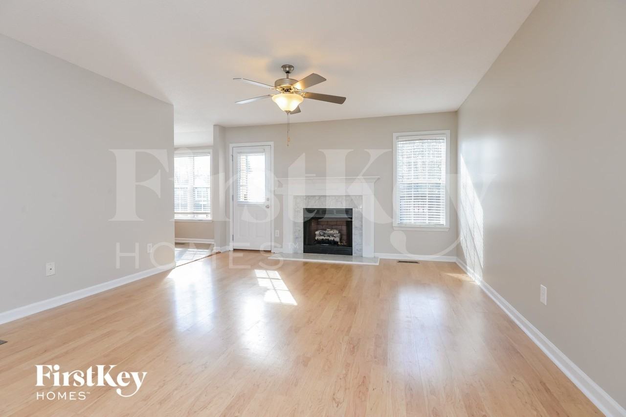 979 Hickory St - Photo 4 of 15