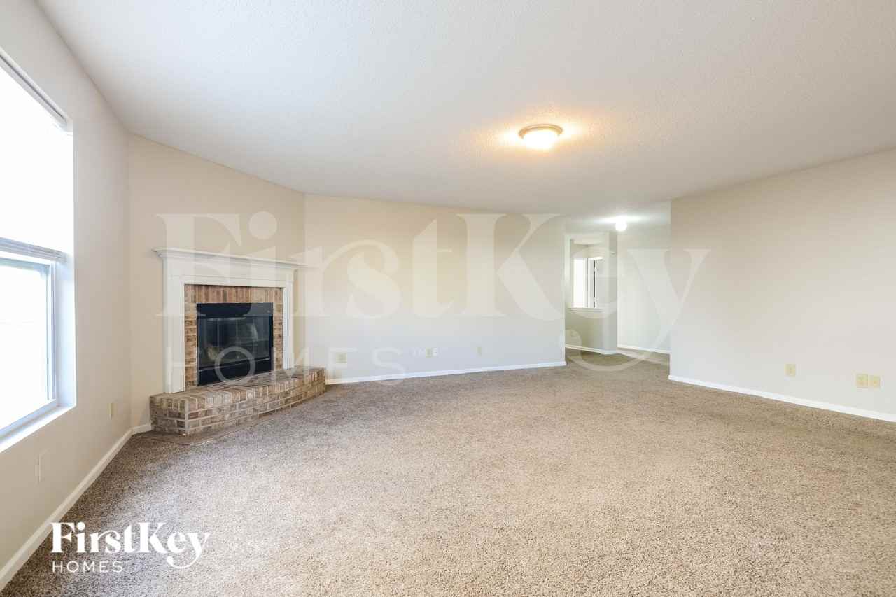 9214 Bainbridge Dr - Photo 4 of 17