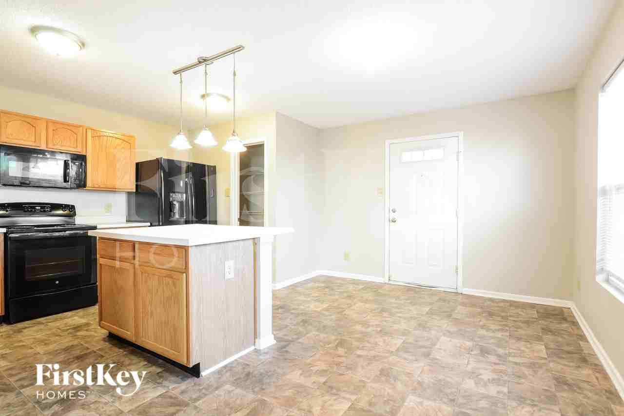 9214 Bainbridge Dr - Photo 5 of 17