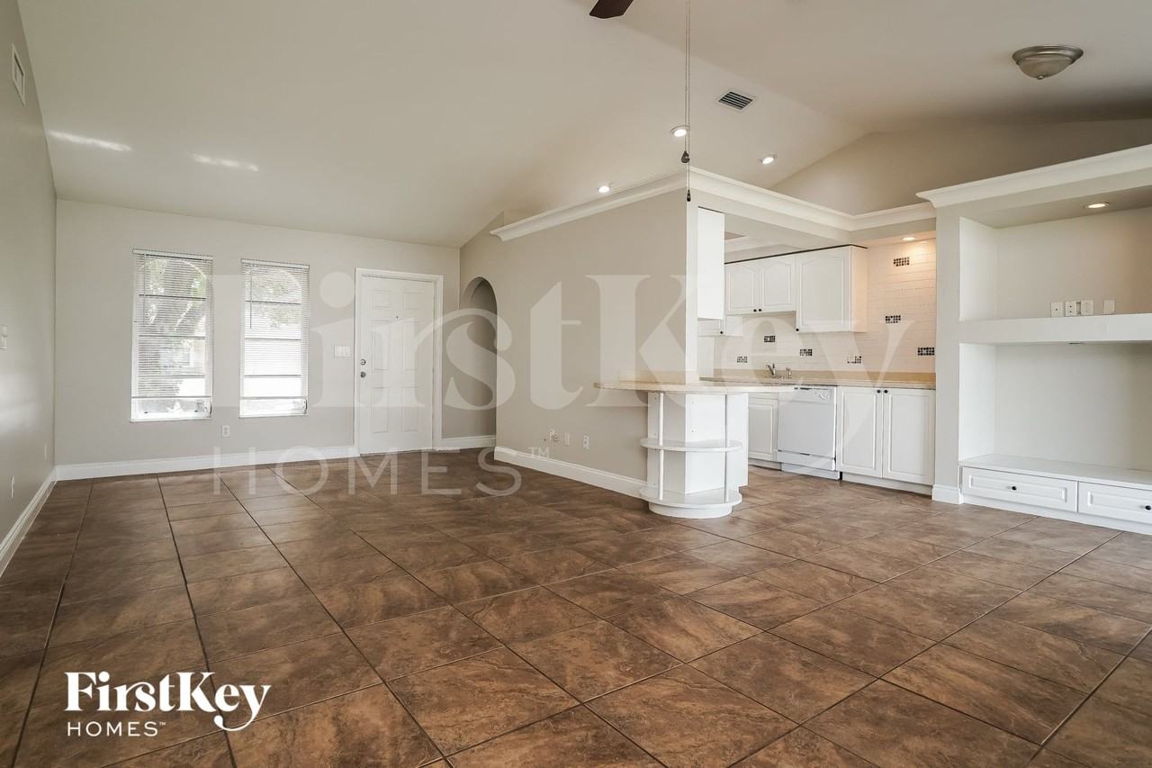 807 Sw 3rd Ave - Photo 3 of 15