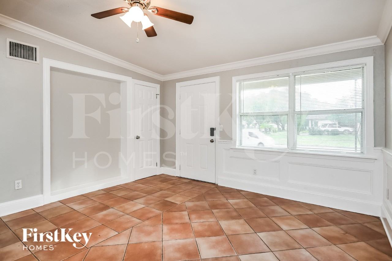 8013 Powell Dr - Photo 4 of 16