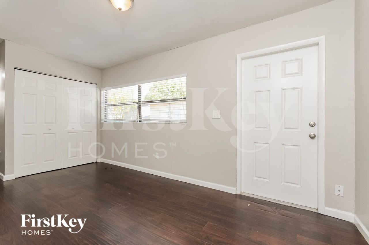 7706 Aviano Ave - Photo 3 of 16