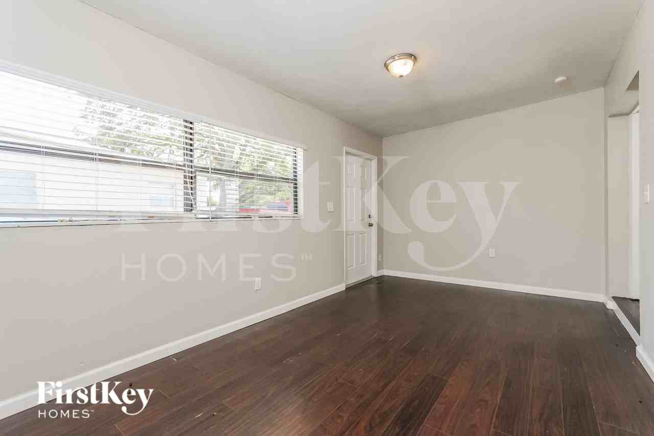7706 Aviano Ave - Photo 4 of 16