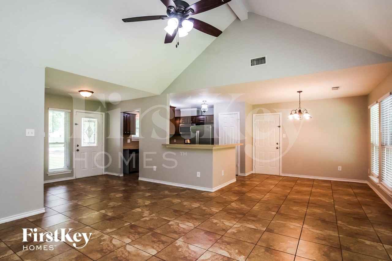 503 Mesquite Dr - Photo 4 of 15
